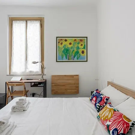 Comfortable Family Group Via Paruta *