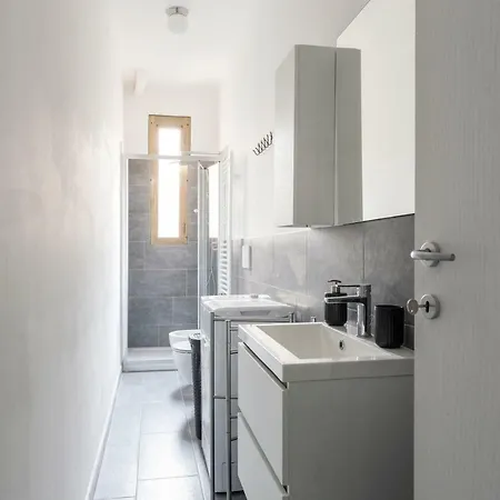 Comfortable Family Group Via Paruta